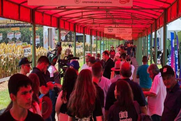 Imagem referente a notícia: Show Rural recebe mais de 407 mil visitantes e movimenta mais de R$ 7 bi em vendas