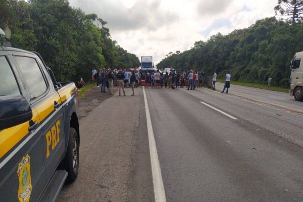 BR-277 totalmente interditada em Morretes após manifestação contra fechamento de retorno