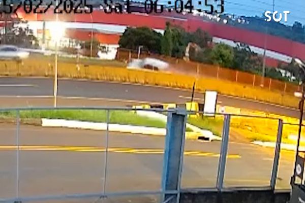 Câmera de monitoramento flagra colisão frontal na BR-277; Três pessoas morreram no acidente