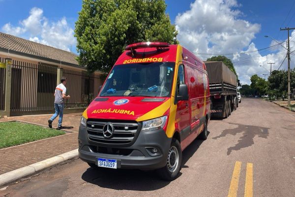 Carro colide na traseira de caminhão estacionado na contramão no Bairro Universitário em Cascavel