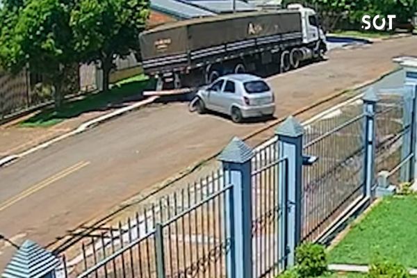 Câmera de segurança registra colisão na Rua Prates; Duas pessoas ficaram feridas
