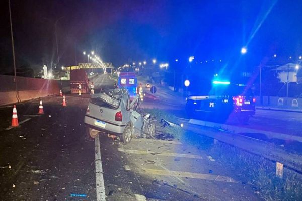 Imagem referente a notícia: Condutor de 26 anos fica em estado grave após violenta colisão frontal na BR-277 em Guarapuava