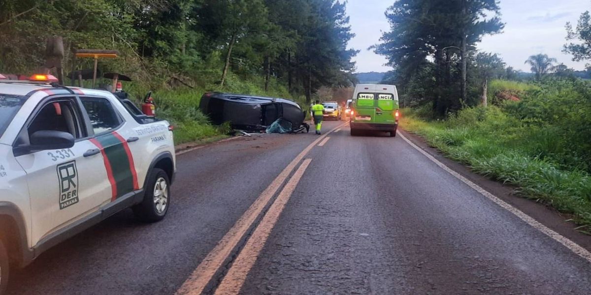 Corolla sai da pista e tomba na PR-180, entre Rio do Salto e Juvinópolis