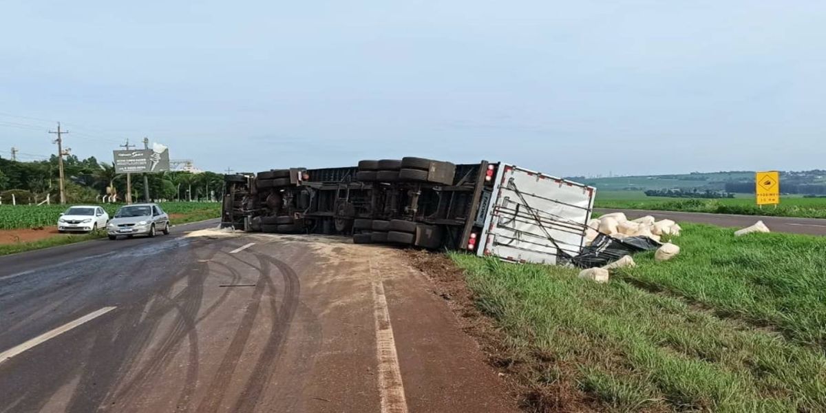 Caminhão tomba na BR-163 e interdita parcialmente a pista em Cascavel