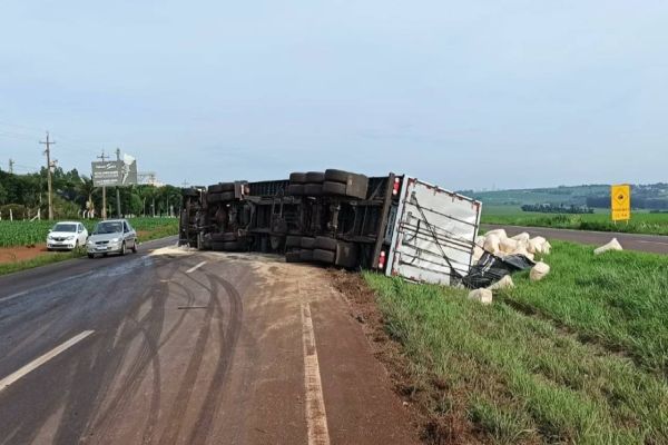 Caminhão tomba na BR-163 e interdita parcialmente a pista em Cascavel