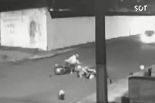 Colisão entre motos deixa três feridos no Bairro Floresta, em Cascavel