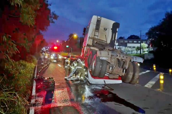 Caminhoneiro morre após carreta se desprender na PR-323 no noroeste do Paraná