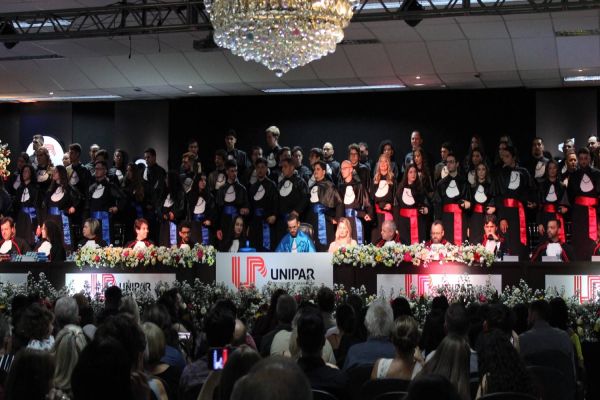 Unipar Cascavel entrega ao mercado 237 profissionais bacharéis e tecnólogos