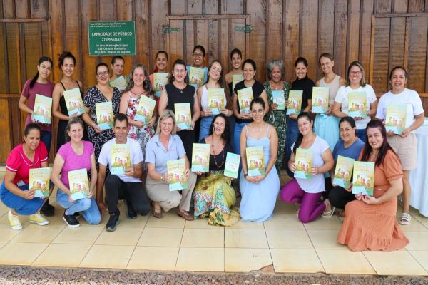 Busão da Imaginação: Copacol capacita educadoras a incentivar o hábito da leitura em crianças
