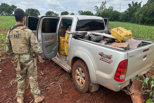 Imagem referente a notícia: Hilux carregada com mais de uma tonelada de maconha é apreendida pela PRF no oeste do estado