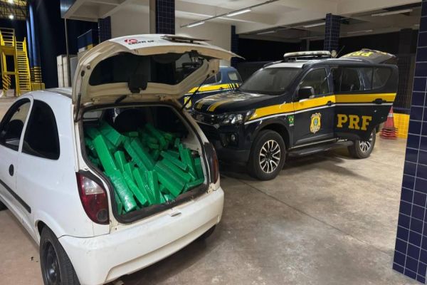 "Perdi, estou levando maconha": Celta carregado com 200 kg de maconha é capturado pela PRF na BR-487