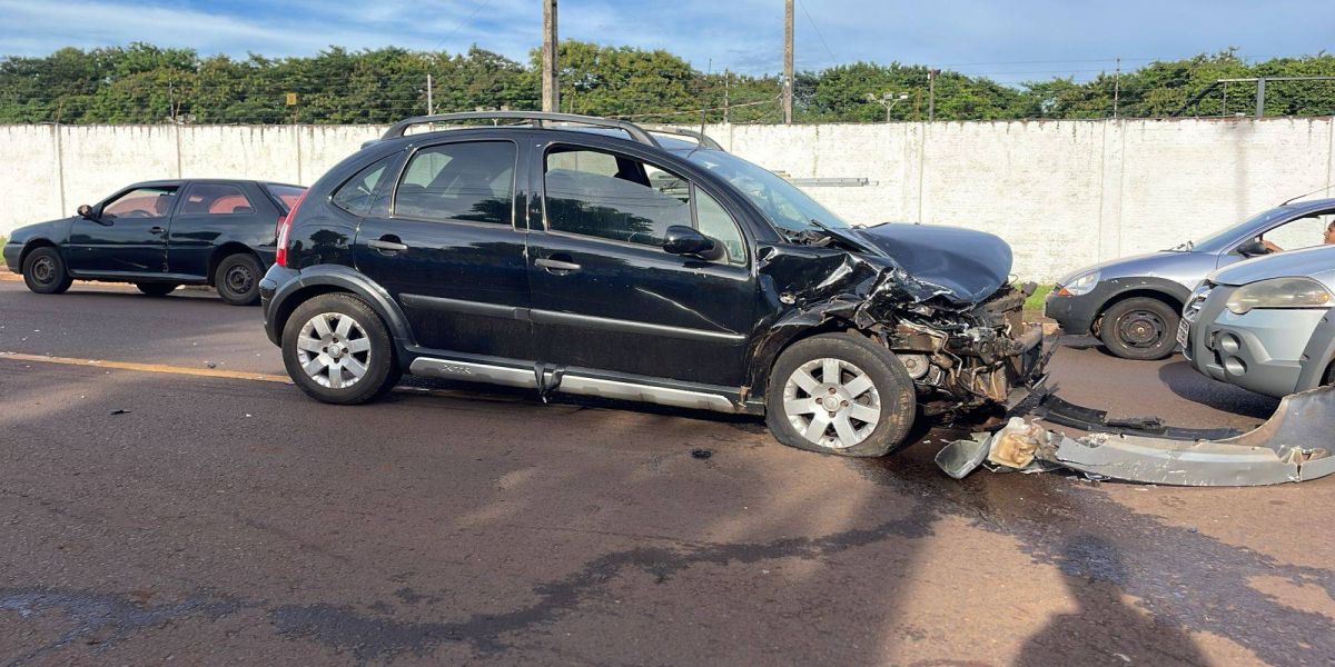 Jovem de 23 anos fica ferida após violenta colisão de trânsito no Jardim Alvorada em Cascavel