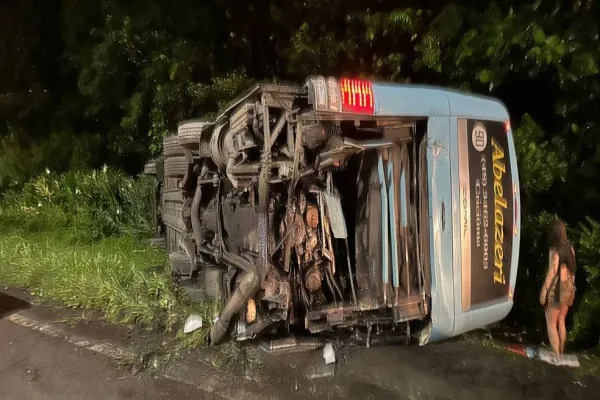 Foto relacionada a notícia: Colisão entre caminhões e ônibus na BR-376 deixa 15 feridos em Guaratuba