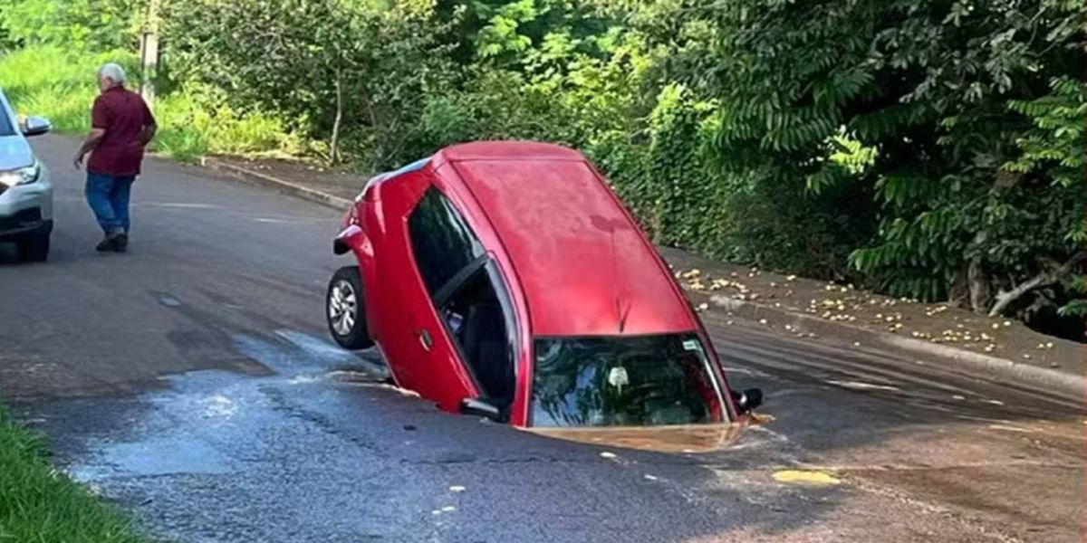 "Engolido" por um buraco: pai e filho escapam ilesos de susto no Paraná