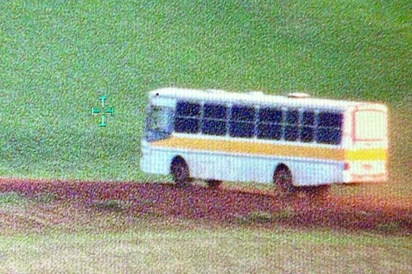 Falcão 13 e equipes do 19º BPM frustram fuga e apreendem ônibus adaptado para transporte de ilícitos