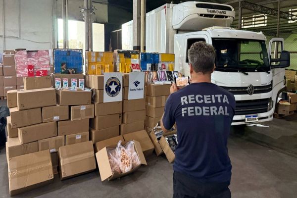 Apreensão milionária: Receita Federal confisca carga de eletrônicos e camarões em Cascavel