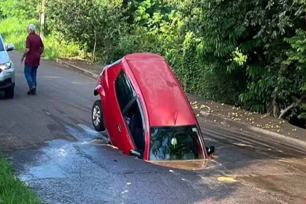 "Engolido" por um buraco: pai e filho escapam ilesos de susto no Paraná