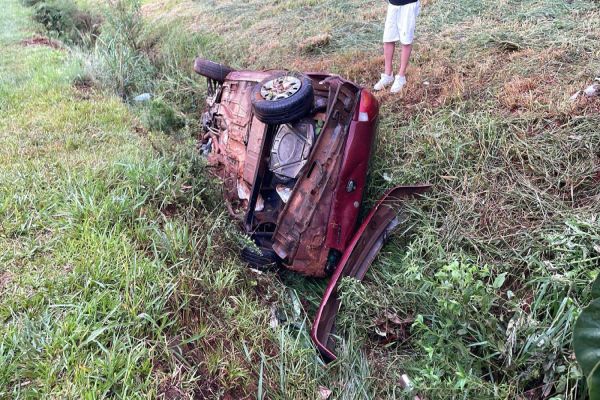 Condutor de 28 anos fica ferido após colisão seguida de tombamento na rodovia BR-277 em Cascavel