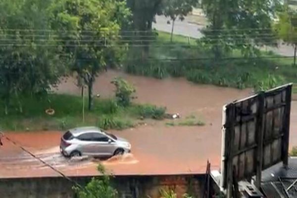 Chuva intensa causa inundações e transtornos na Rua Marechal Cândido Rondon em Cascavel