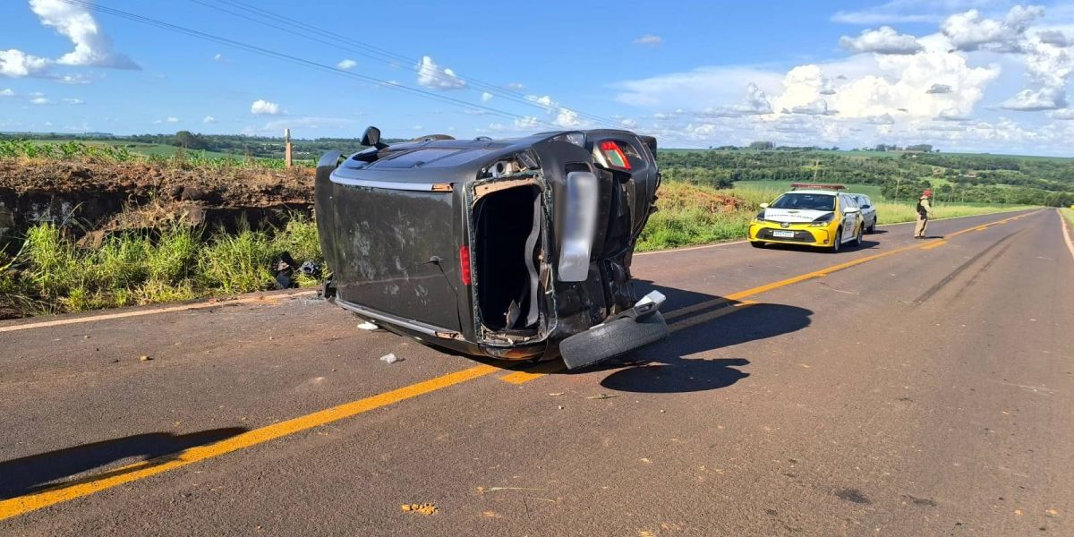 Capotamento deixa jovem e criança gravemente feridos na PR-491 em Marechal Cândido Rondon