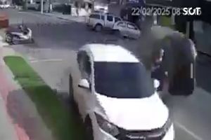 Imagem referente à notícia: Impressionante: mulher escapa por um triz de acidente de carro em Santa Catarina