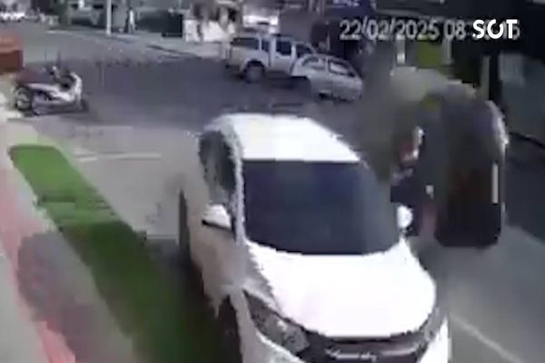 Imagem referente a notícia: Impressionante: mulher escapa por um triz de acidente de carro em Santa Catarina