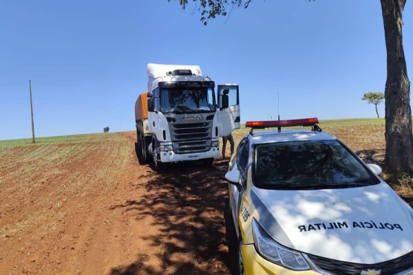 Polícia Militar apreende caminhão carregado com cigarros contrabandeados em Guaira