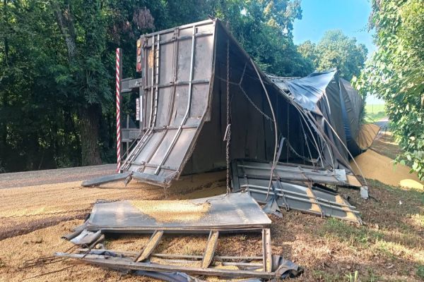 Tombamento de caminhão interdita PR-473 em Quedas do Iguaçu