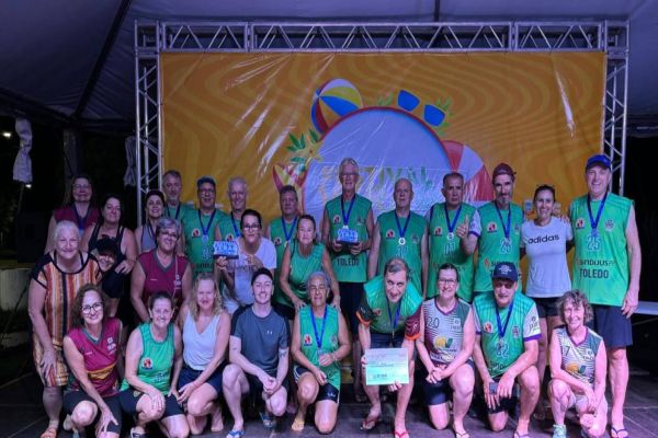 Idosos de Toledo conquistam campeonato de vôlei em Guaíra