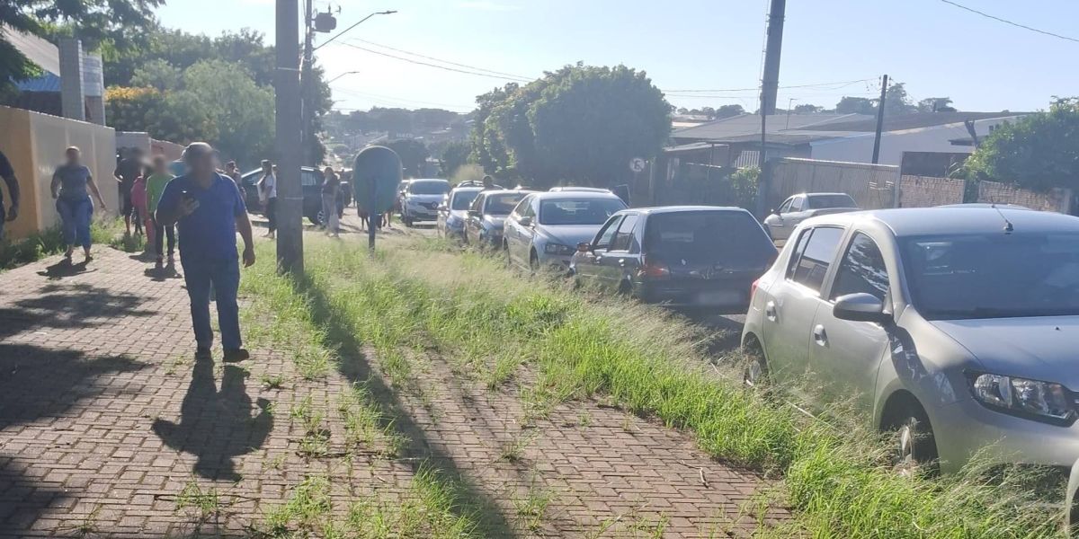 Mato alto toma conta da Escola Municipal Quintino Bocaiuva, em Cascavel
