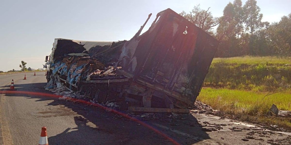 Incêndio destrói carreta frigorífica na BR-153 em Ventania