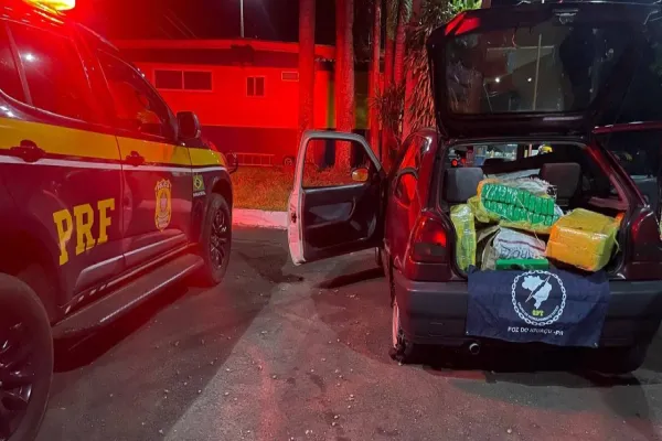 Foto relacionada a notícia: Fuga frustrada: PRF intercepta 200 quilos de maconha na BR-277 no oeste do Paraná
