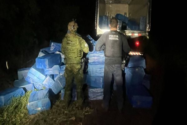 BPFRON e PF apreendem 13.500 pacotes de cigarros contrabandeados em Itaipulândia