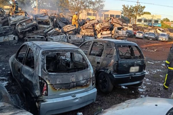 Incêndio de grandes proporções destrói mais de 100 veículos no pátio do Detran em Cascavel