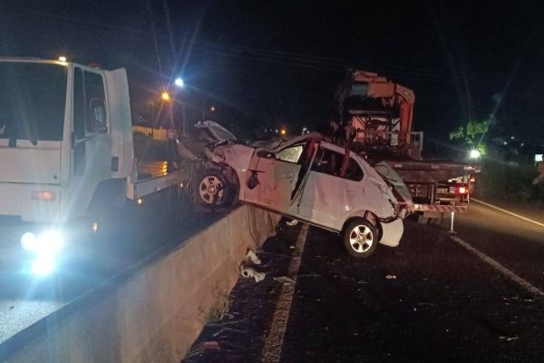 Condutor perde controle e capota veículo sobre barreira de concreto na PRC-467