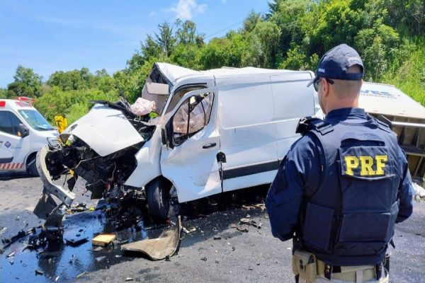 Duas pessoas morrem em colisão frontal na BR-277 em Fernandes Pinheiro
