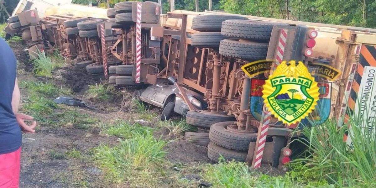 Duas pessoas morrem após carreta tombar sobre veiculo na PR-092 em Joaquim Távora