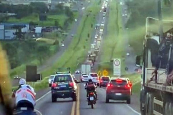 PRF escolta ambulância do SAMU para salvar idoso em choque anafilático