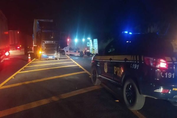 Quatro pessoas ficam em estado grave em forte colisão entre Palio e caminhão na BR-277 em Balsa Nova