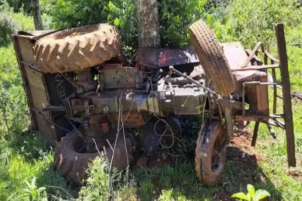 Imagem referente a notícia: Trator tomba e mata agricultor em tragédia no interior do Paraná