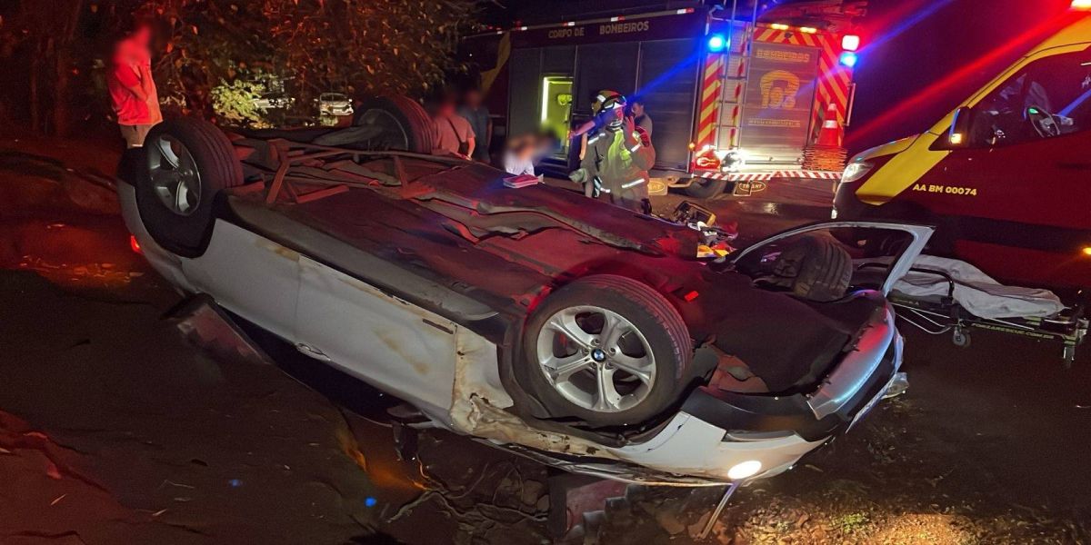 Quatro pessoas ficam feridas em capotamento na PR-180, em Cascavel