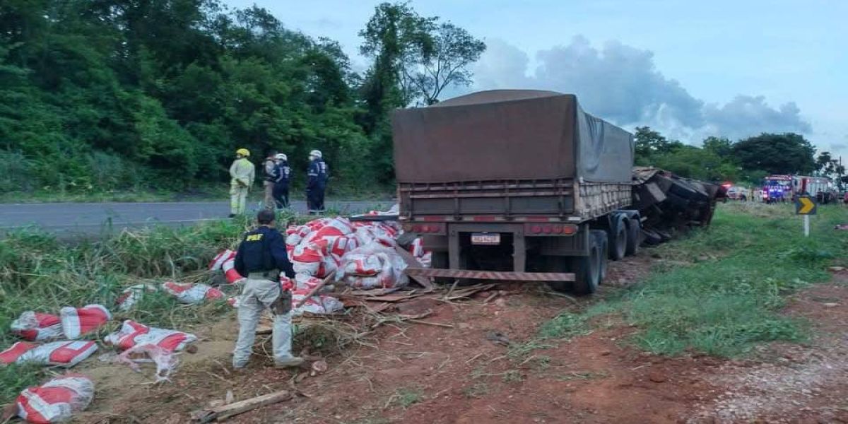 Carreta tomba e motorista morre preso às ferragens na BR-163, próximo de Lindoeste