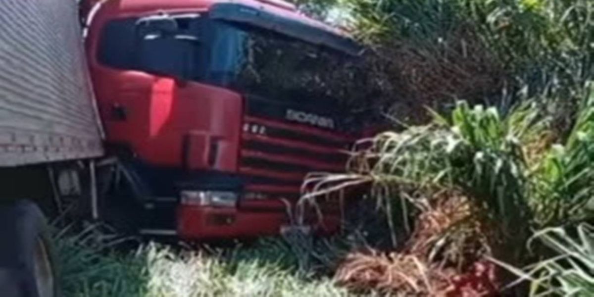 Carreta perde controle e sai da pista na BR-369, em Ubiratã; ninguém ficou ferido