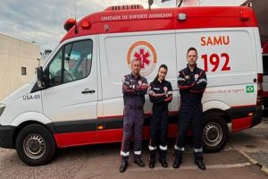 Imagem referente à notícia: Apressadinho: Bebê nasce dentro de ambulância em frente ao Hospital Universitário, em Cascavel