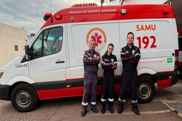 Imagem referente a notícia: Apressadinho: Bebê nasce dentro de ambulância em frente ao Hospital Universitário, em Cascavel