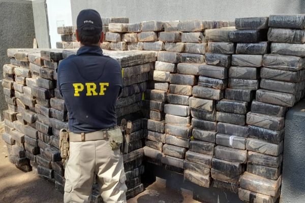 PRF apreende mais de cinco toneladas de maconha na BR-376, no norte do Paraná
