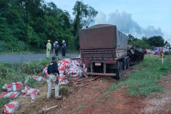 Carreta tomba e motorista morre preso às ferragens na BR-163, próximo de Lindoeste