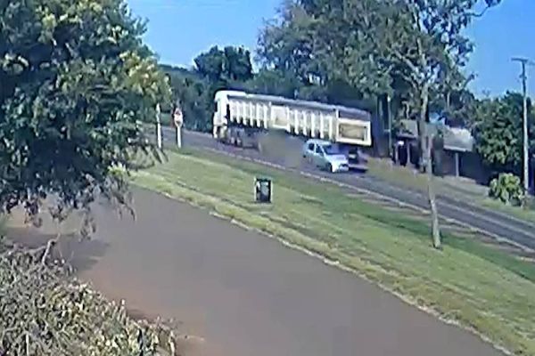 Colisão na BR-277: Câmeras de segurança registram impacto entre Carro e Caminhão