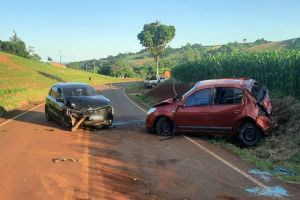 Imagem referente à notícia: Duas pessoas ficam feridas após colisão frontal na PR-474 em Iguatu; Condutor é preso por embriaguez