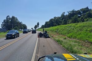 Imagem referente à notícia: Mulher morre e homem fica gravemente ferido após queda de motocicleta na BR-277, em Céu Azul